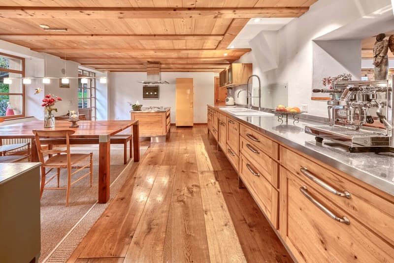 Offene Wohnküche mit Landhaus-Charme