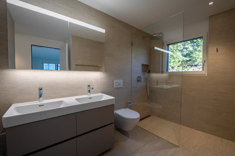 Modernes Badezimmer mit Doppellavabo