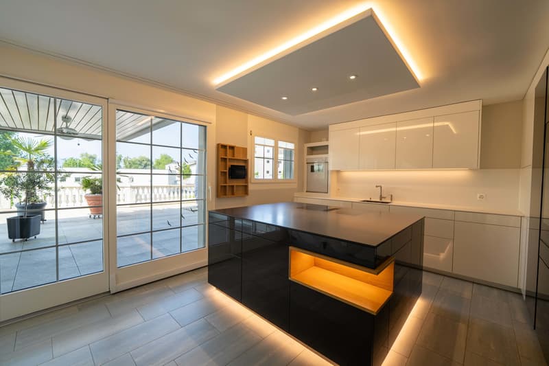 Design Wohnküche mit grosser Kochinsel und Zugang zur Terrasse | Erdgeschoss