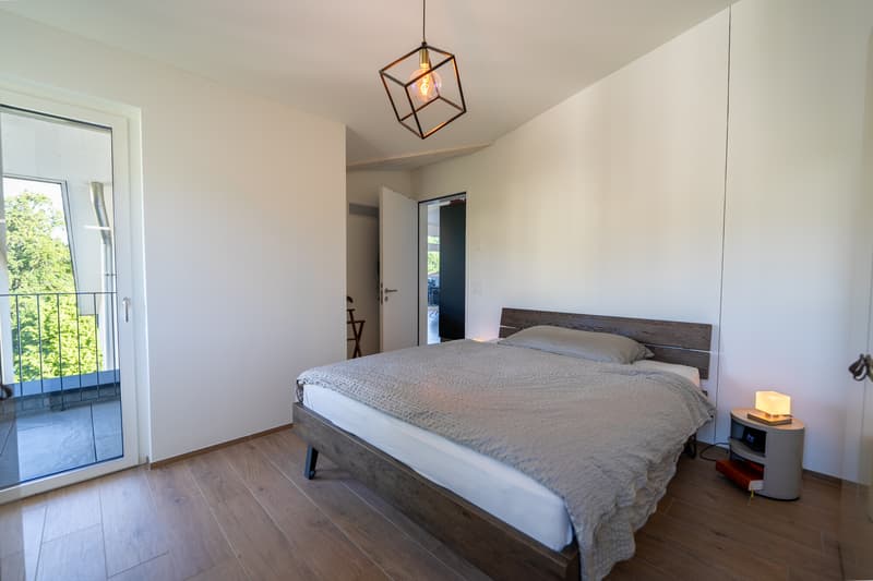 Schlafzimmer mit sehr hohen Decken