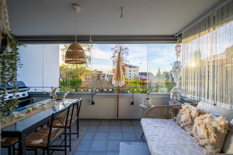 Verglaster Südwest-Balkon mit gemütlicher Lounge
