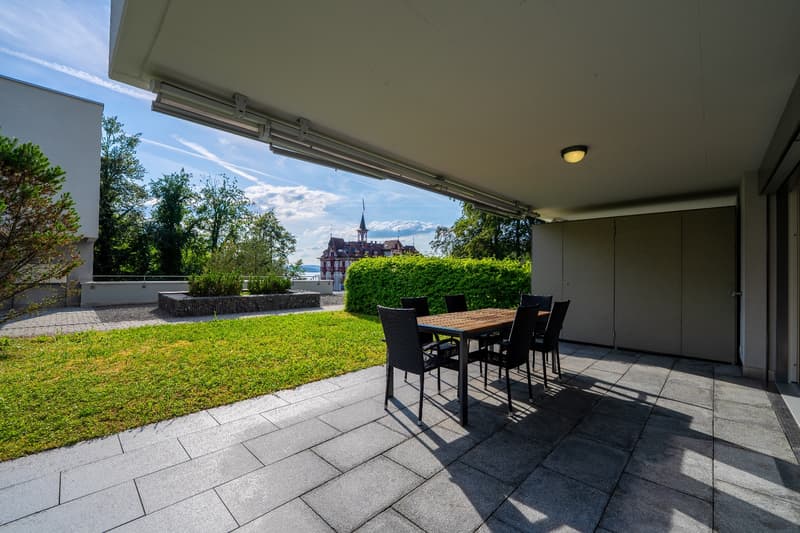 Überdachte Terrasse mit Garten