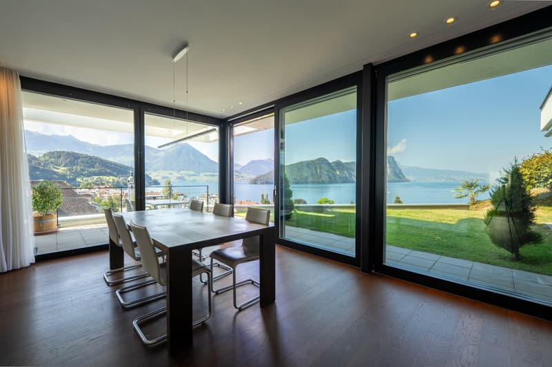 Wohn- und Essbereich mit Panoramaverglasung