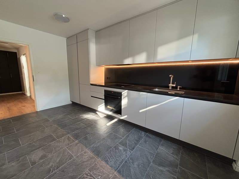 Wohnung mit 2.5 Zimmern, hell und komplett renoviert in Matran – sofort verfügbar (1)