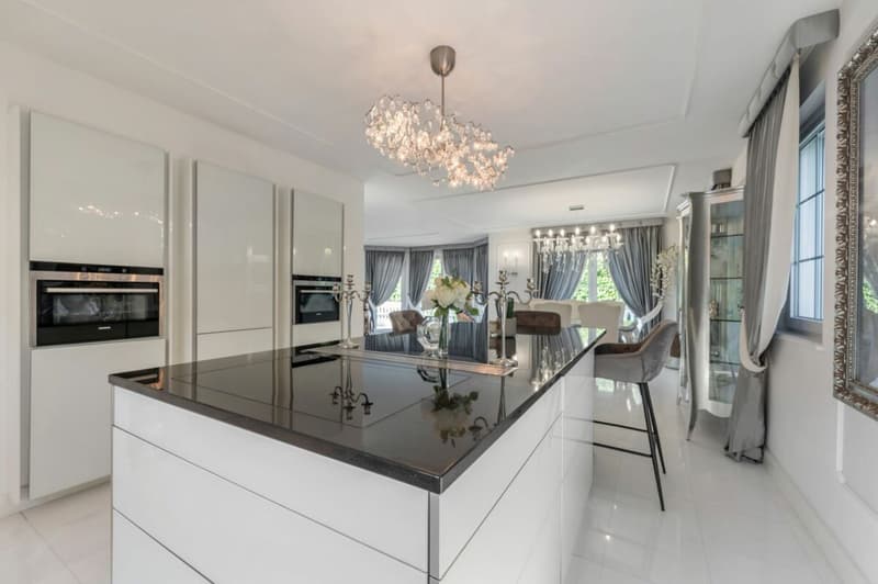 Elegant country house with spacious secondary areas (6)