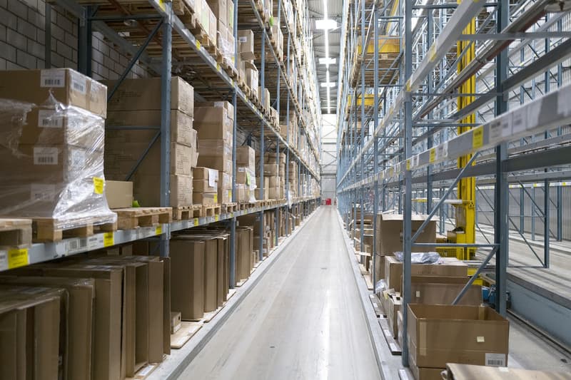 Surfaces logistiques avec zone d'expédition et convoyeurs (1)