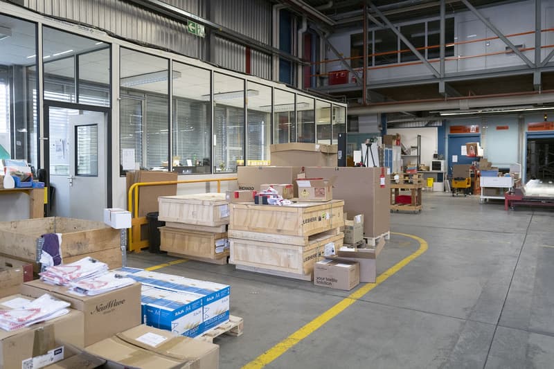 Surfaces logistiques avec zone d'expédition et convoyeurs (3)