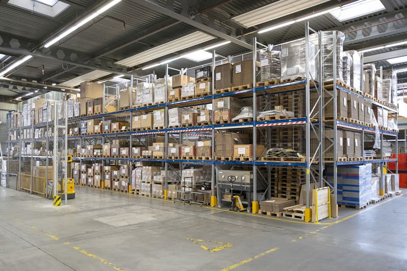 Surfaces logistiques avec zone d'expédition et convoyeurs (4)