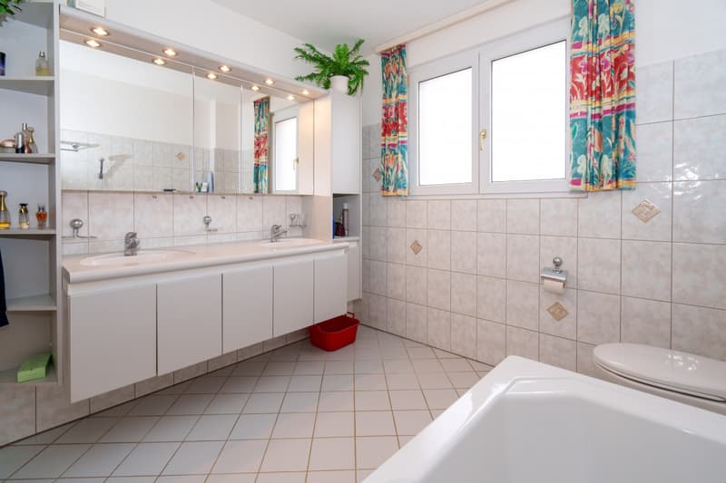 Helle 5.5-Zimmer-Wohnung mit Balkon in ruhiger Lage – Dachsen (3)