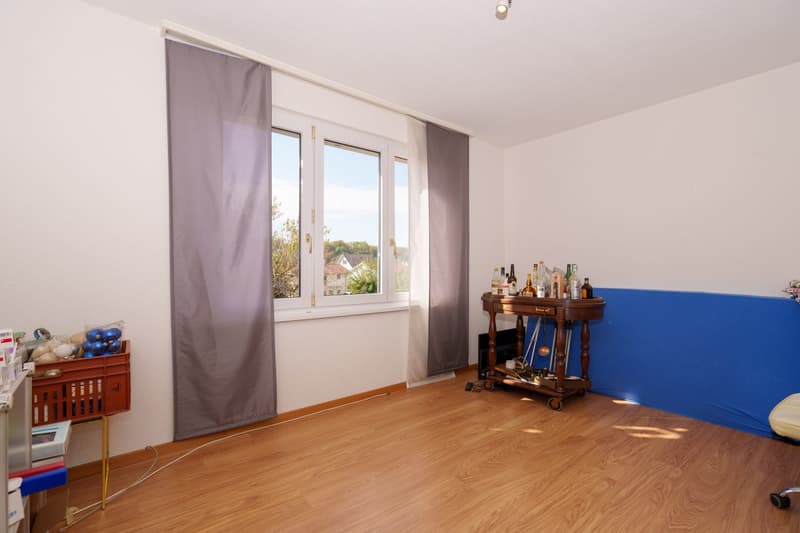 Helle 5.5-Zimmer-Wohnung mit Balkon in ruhiger Lage – Dachsen (5)
