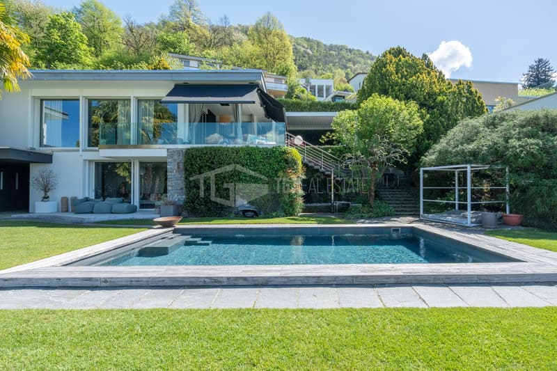 VILLA CONTEMPORANEA CON PISCINA E VISTA LAGO (3)
