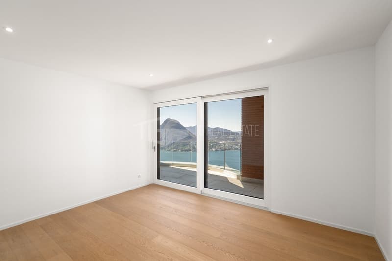 MAGNIFICENT VILLA WITH GARDEN AND LAKE VIEW (9)
