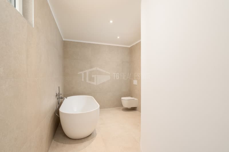 MAGNIFICENT VILLA WITH GARDEN AND LAKE VIEW (17)