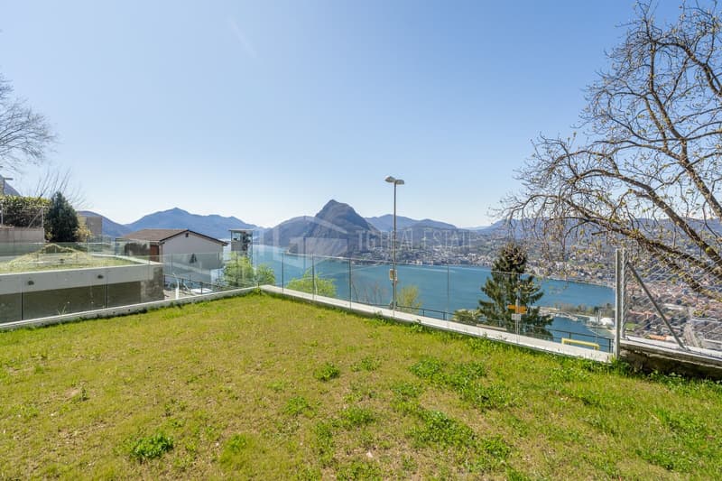 MAGNIFICENT VILLA WITH GARDEN AND LAKE VIEW (22)