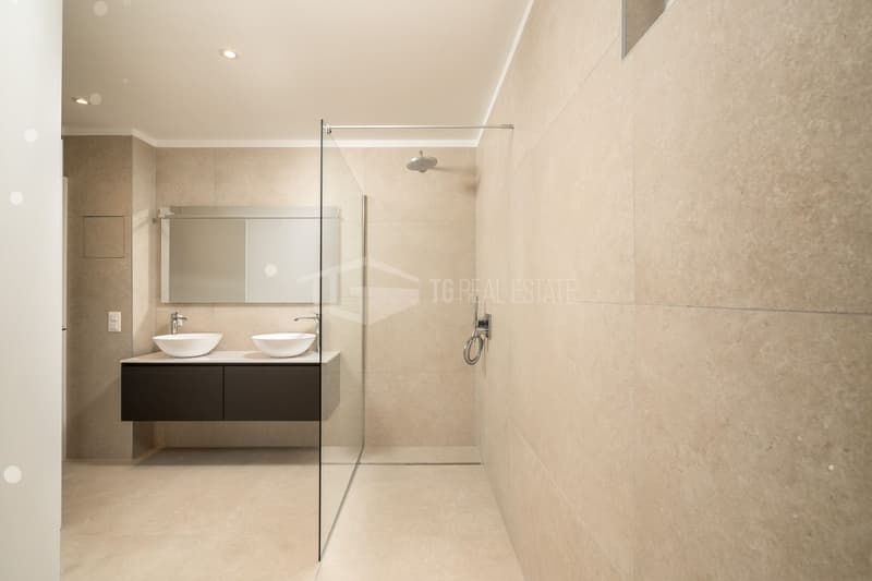 MAGNIFICENT VILLA WITH GARDEN AND LAKE VIEW (16)