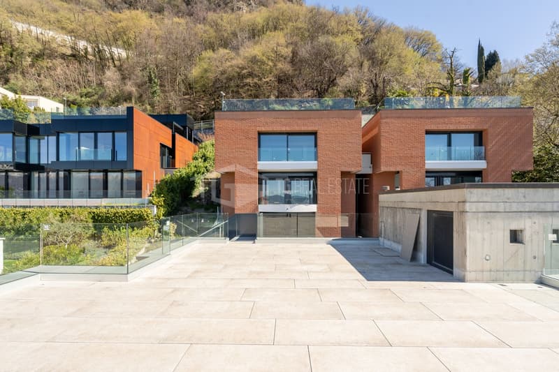 MAGNIFICENT VILLA WITH GARDEN AND LAKE VIEW (21)