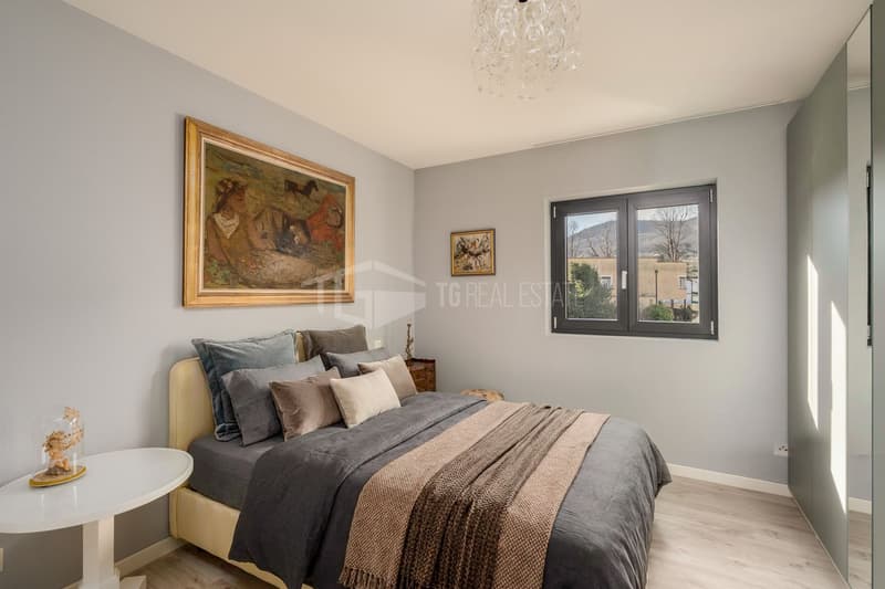 5-ROOM HOUSE WITH GARDEN. (9)