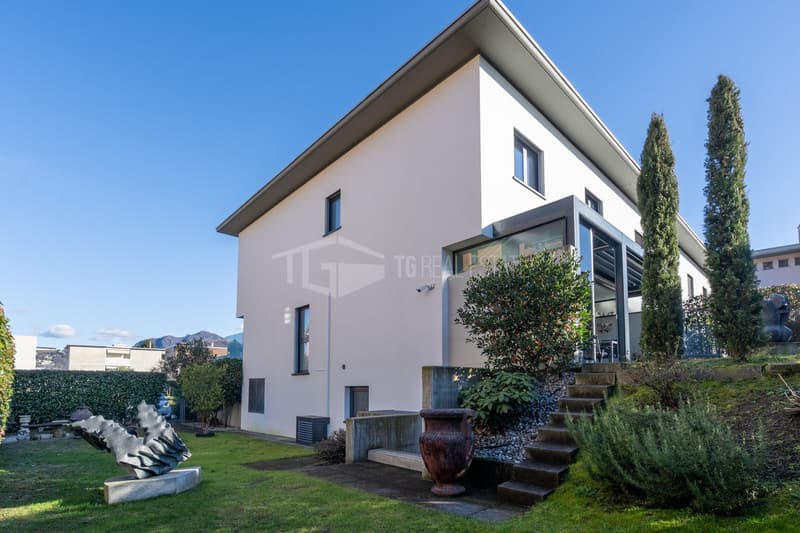 5-ROOM HOUSE WITH GARDEN. (17)
