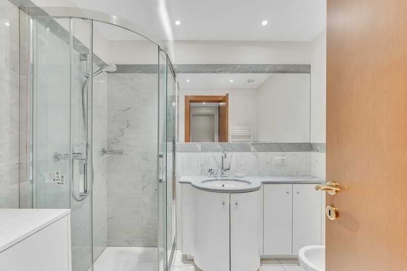 HELLE 4.5 ZIMMER MIT SEEBLICK IM ZENTRUM VON LUGANO (11)