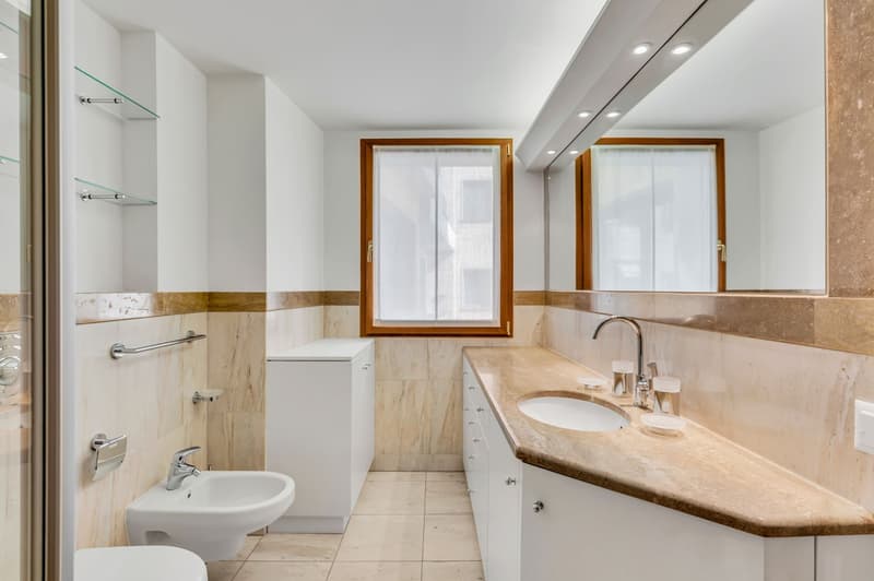 HELLE 4.5 ZIMMER MIT SEEBLICK IM ZENTRUM VON LUGANO (9)