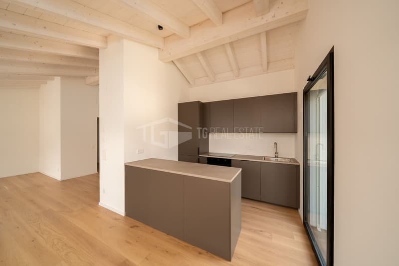 NUOVO ATTICO MANSARDATO CON VISTA LAGO (5)