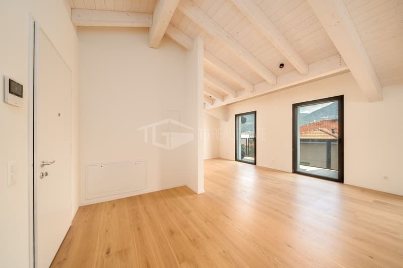 NUOVO ATTICO MANSARDATO CON VISTA LAGO (7)