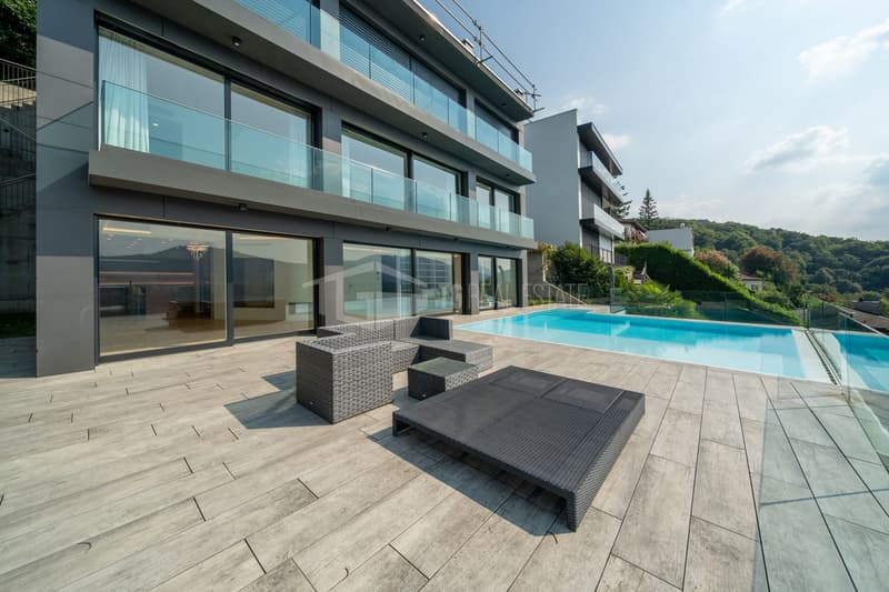 PRESTIGIOSO DUPLEX CON VISTA LAGO E PISCINA (18)