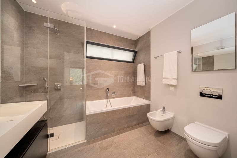 ELEGANTE APPARTAMENTO DI 4 LOCALI CON GIARDINO E VISTA LAGO (10)