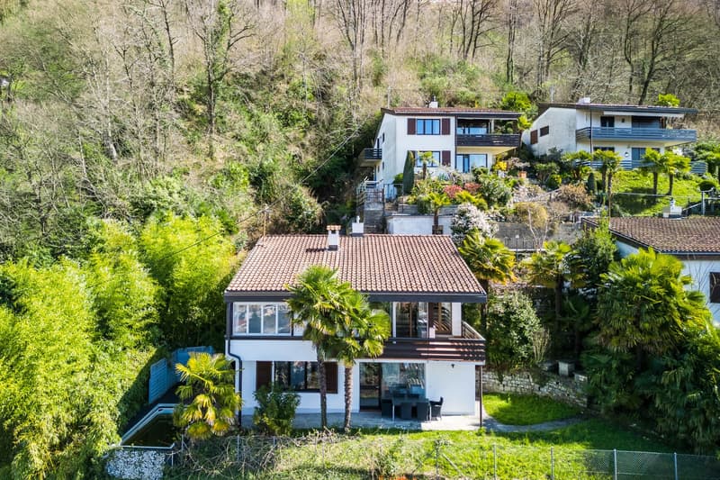 EXKLUSIVE 5,5-ZIMMER-VILLA MIT SEEBLICK UND POOL (1)