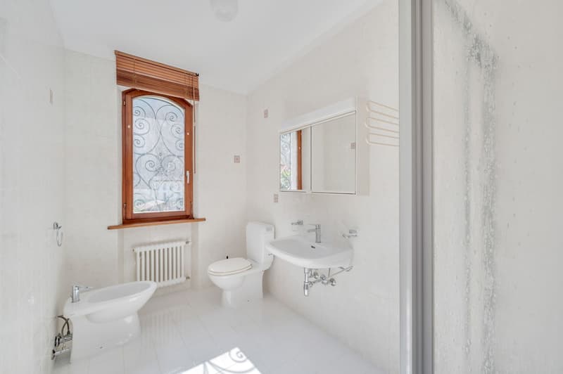VILLA IM MEDITERRANEN STIL, NUR EINEN STEINWURF VOM SEE UND DEM FIGINO-PARK ENTFERNT (9)