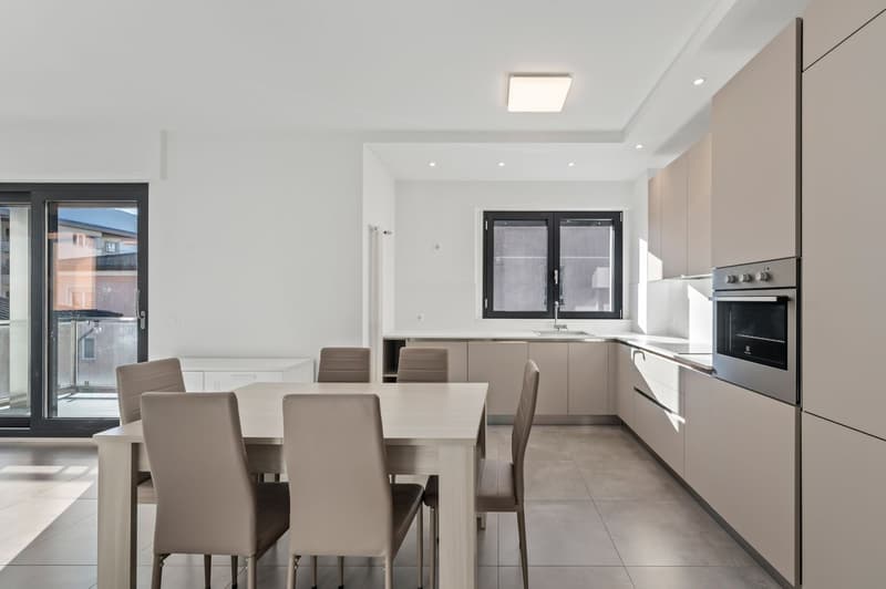 VOLLSTÄNDIG MÖBLIERTE 4,5-ZIMMER-DACHWOHNUNG (3)