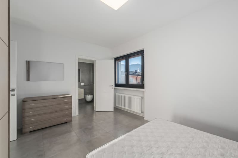 VOLLSTÄNDIG MÖBLIERTE 4,5-ZIMMER-DACHWOHNUNG (9)