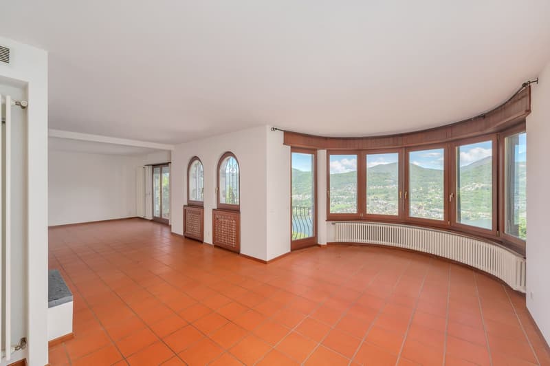 PIACEVOLE VILLA CON PISCINA E VISTA LAGO (3)