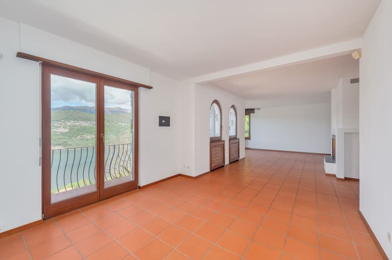 PIACEVOLE VILLA CON PISCINA E VISTA LAGO (5)