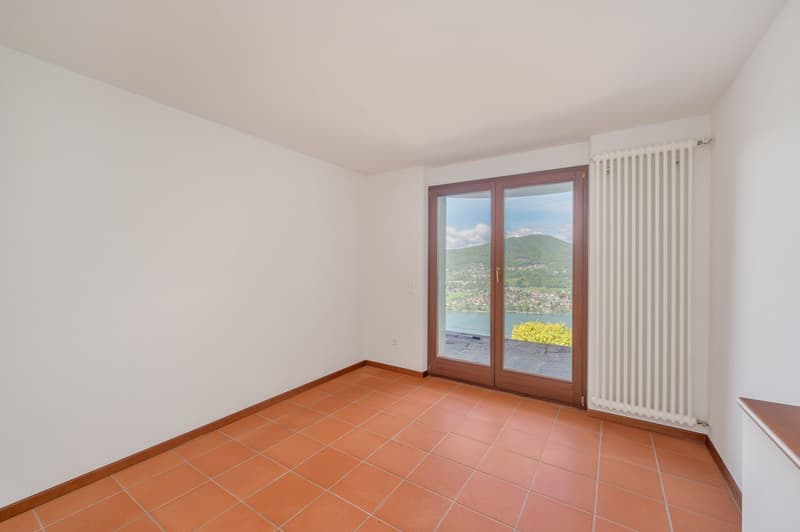 PIACEVOLE VILLA CON PISCINA E VISTA LAGO (8)