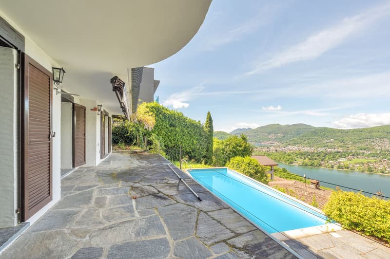 PIACEVOLE VILLA CON PISCINA E VISTA LAGO (2)