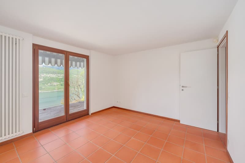 PIACEVOLE VILLA CON PISCINA E VISTA LAGO (9)