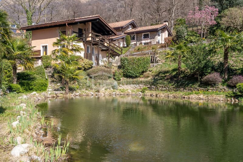 UN'OASI DI PRIVACY: VILLA CON LAGHETTO E DEPENDANCE (19)