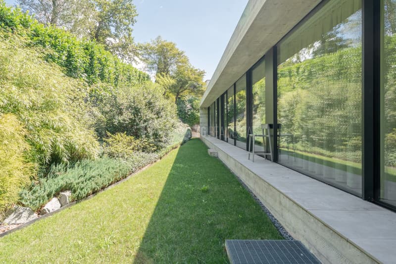 ELEGANTE MODERNE VILLA IM GRÜNEN (7)