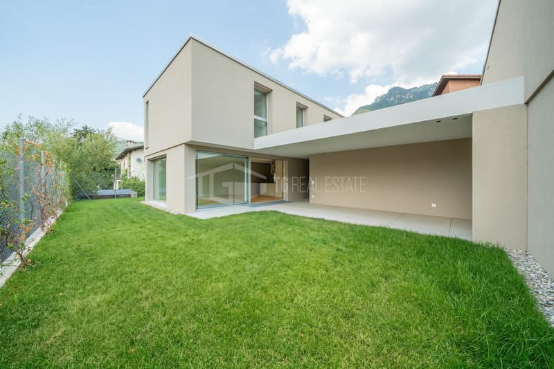 MODERNA CASA DI 5.5 LOCALI CON GIARDINO (1)