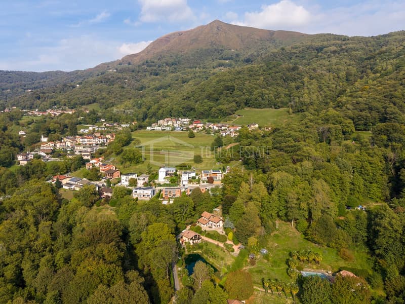 UN'OASI DI PRIVACY: VILLA CON LAGHETTO E DEPENDANCE (20)