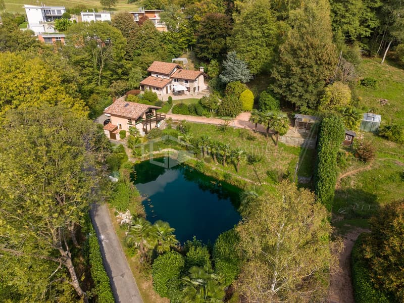 UN'OASI DI PRIVACY: VILLA CON LAGHETTO E DEPENDANCE (1)