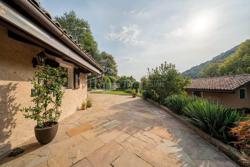 UN'OASI DI PRIVACY: VILLA CON LAGHETTO E DEPENDANCE (31)
