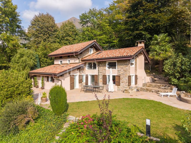 UN'OASI DI PRIVACY: VILLA CON LAGHETTO E DEPENDANCE (3)