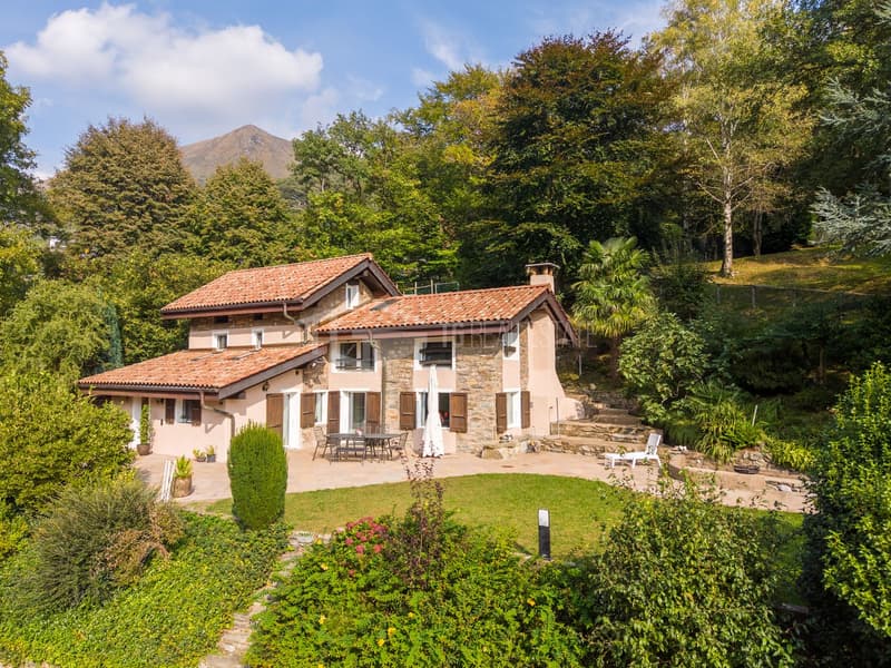 UN'OASI DI PRIVACY: VILLA CON LAGHETTO E DEPENDANCE (17)