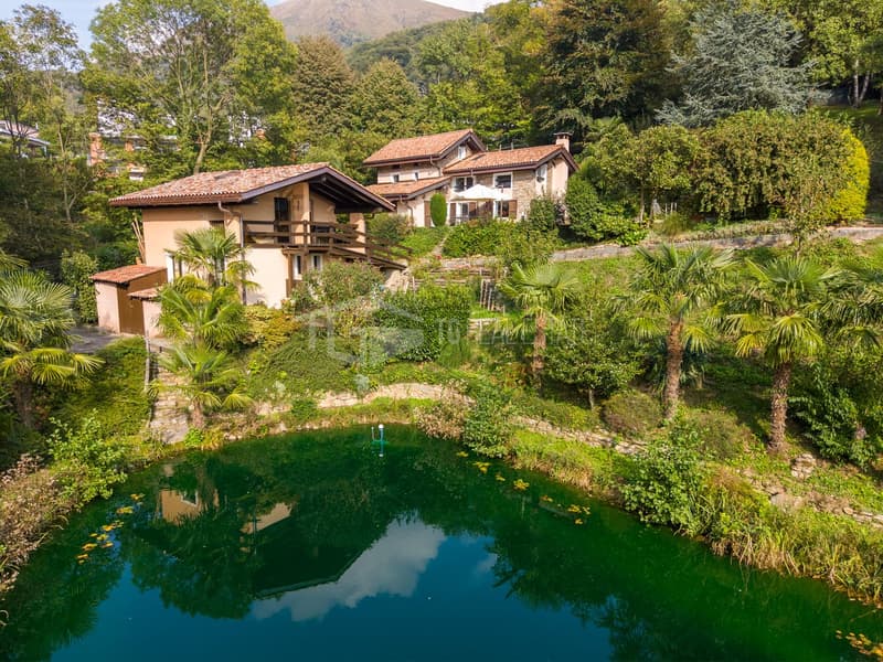 UN'OASI DI PRIVACY: VILLA CON LAGHETTO E DEPENDANCE (2)