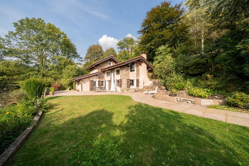UN'OASI DI PRIVACY: VILLA CON LAGHETTO E DEPENDANCE (23)