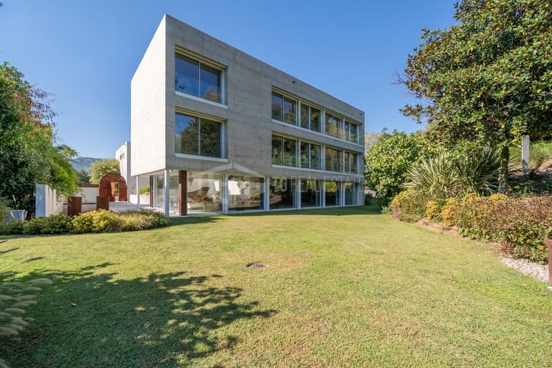 LUSSUOSA VILLA CON PISCINA E GIARDINO VICINO ALLA TASIS (41)