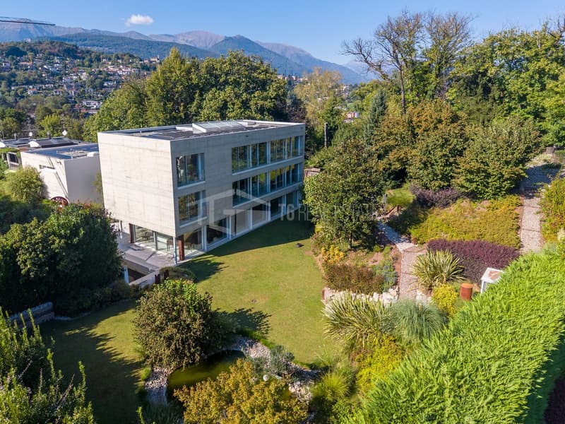 LUSSUOSA VILLA CON PISCINA E GIARDINO VICINO ALLA TASIS (34)