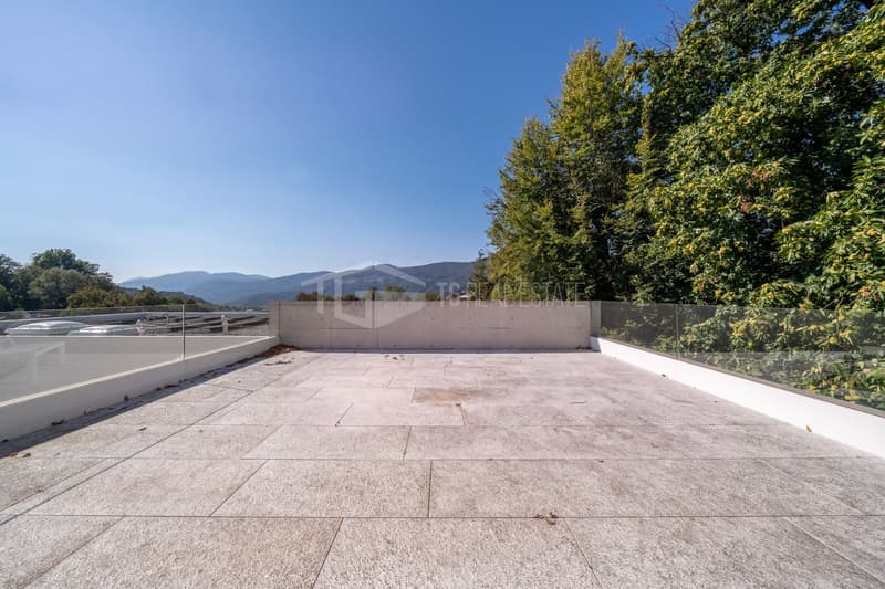 LUSSUOSA VILLA CON PISCINA E GIARDINO VICINO ALLA TASIS (27)